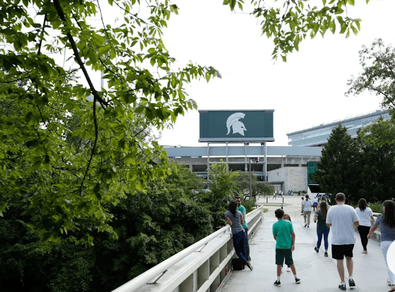 皇冠信用网最高占成_中国留学生起诉密歇根州立大学索赔1亿美元：校方未规范使用有毒化学物质致其患癌