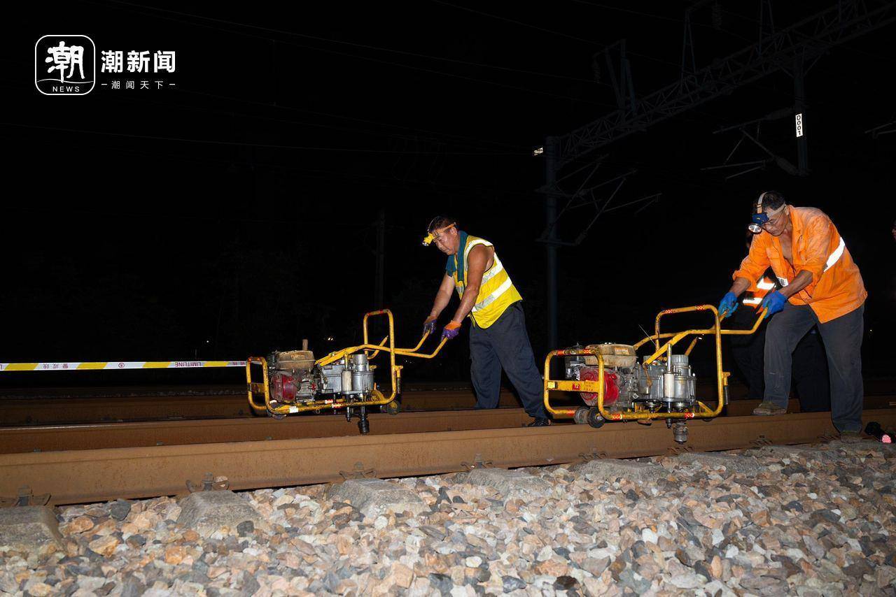 波兰vs 芬兰_浙江首次！杭州东站深夜迎来机械化换轨波兰vs 芬兰，他们的白露是火花四溅的