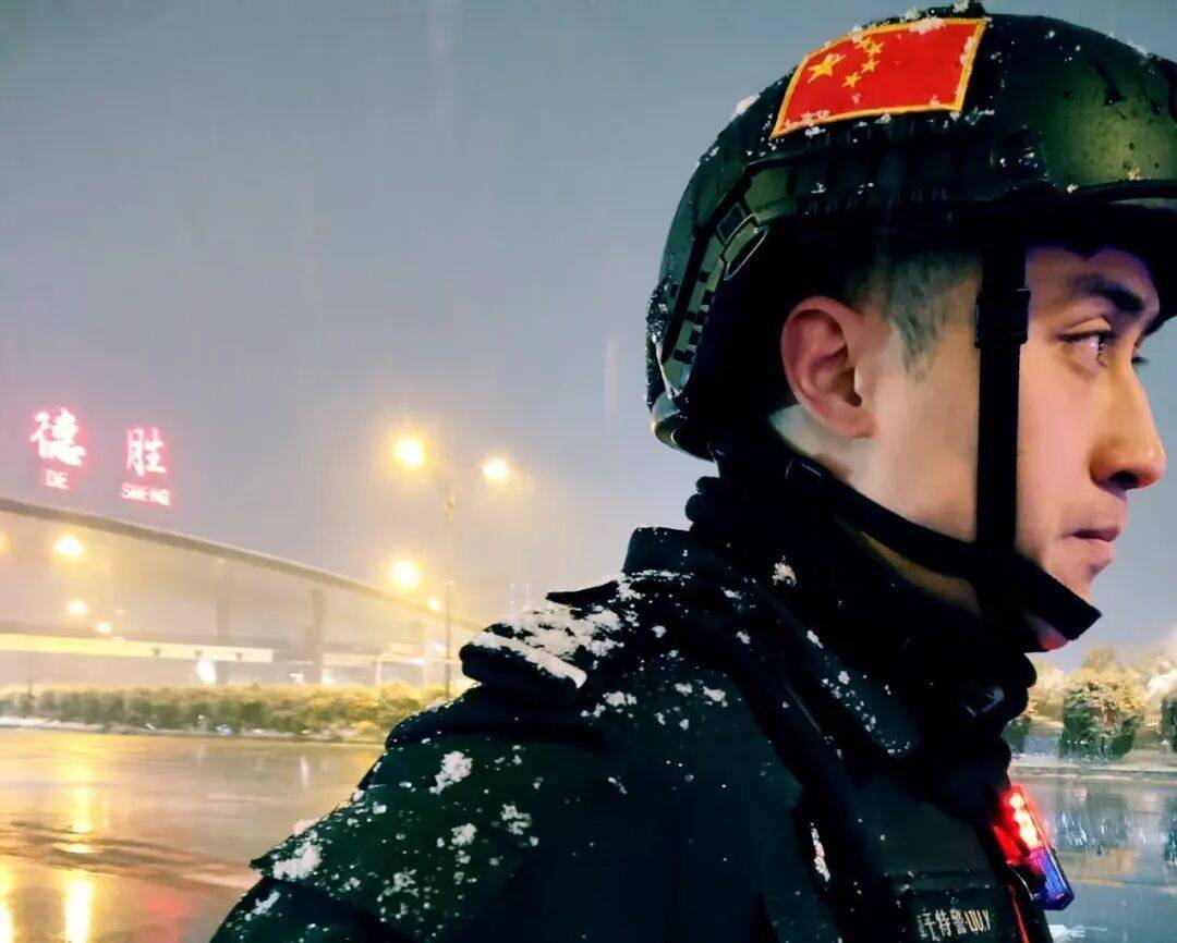 皇冠代理登录地址_杭州1米99“大长腿”交警火出圈皇冠代理登录地址，本人回应：不要关注我，这群人更了不起