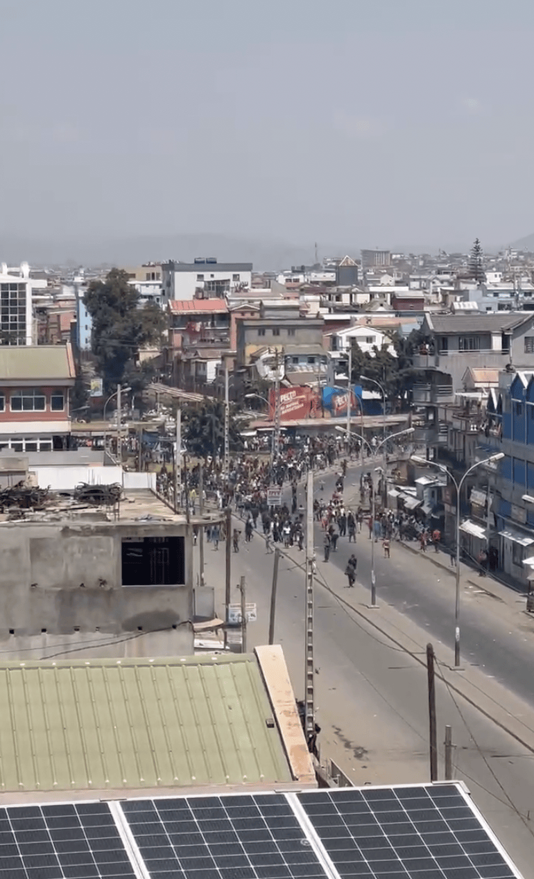 皇冠信用平台出租出售_马达加斯加首都发生骚乱华人商店被烧抢皇冠信用平台出租出售，当地华人：花钱请警察和部队，打退暴徒的进攻
