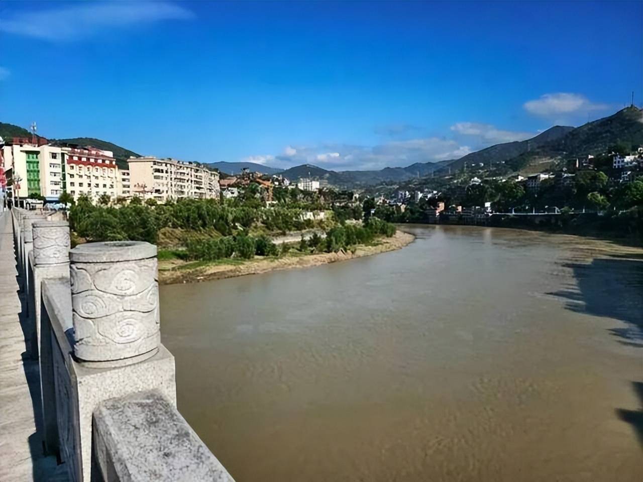 皇冠体育App下载_陕西新郎婚礼前跳河身亡皇冠体育App下载，家属不追责，表姐称其接亲遭指责，女方已退彩礼六金