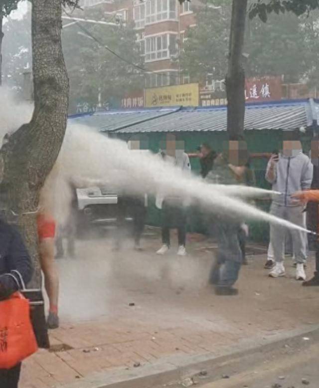 皇冠信用网申请开通
_河南一新郎被绑树上遭灭火器喷射皇冠信用网申请开通
，现场画面被指荒唐，律师：如造成损害，侵权人应担责