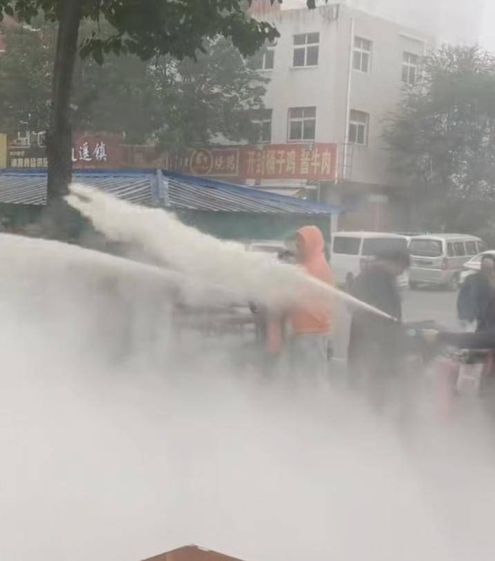 皇冠信用网申请开通
_河南一新郎被绑树上遭灭火器喷射皇冠信用网申请开通
，现场画面被指荒唐，律师：如造成损害，侵权人应担责