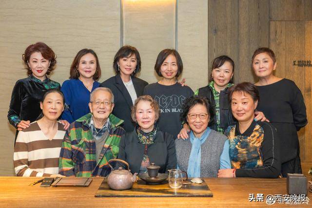 皇冠信用盘出租足球
_60岁刘嘉玲回苏州参加同学会皇冠信用盘出租足球
，合影状态超年轻：50年师生情像老酒，越陈越醇