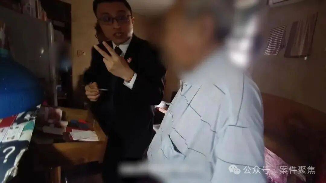 皇冠足球平台代理_上海阿姨每天躺百万元现金上睡觉皇冠足球平台代理！房子被查、两次被拘就是不肯还钱