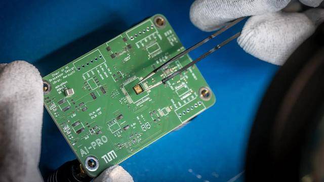 皇冠会员_荷兰一纸调令皇冠会员，安世半导体究竟成了谁的筹码？中方48小时内强势回应